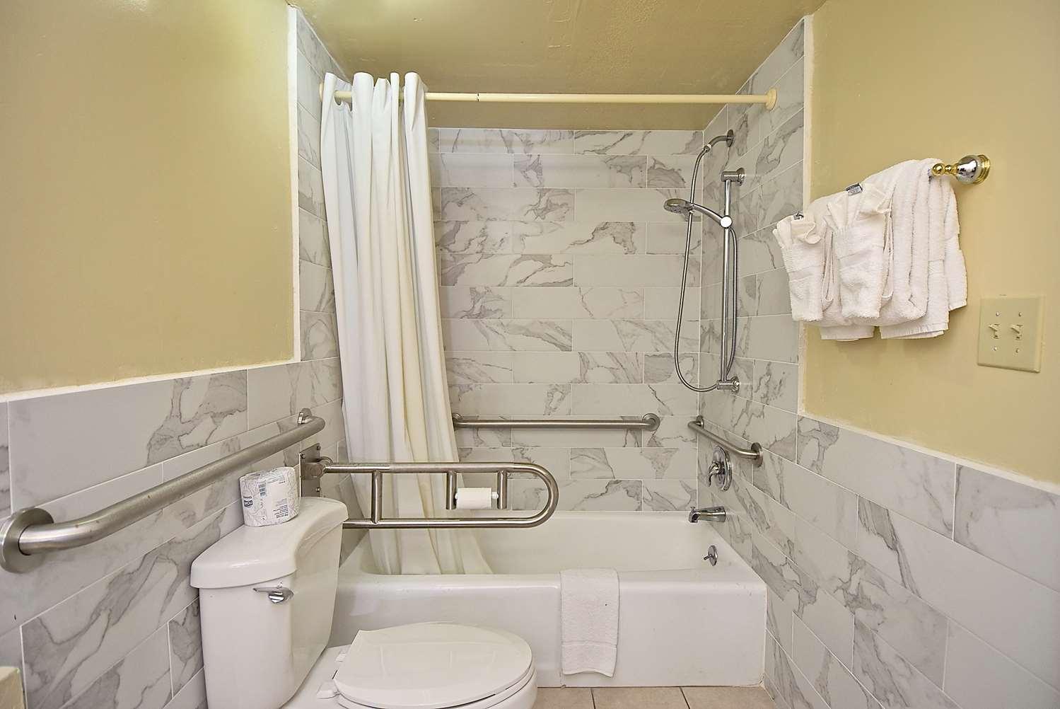 King Room Bath Tub Mobility Accessible or Non-Smoking,1276229191:JPEG