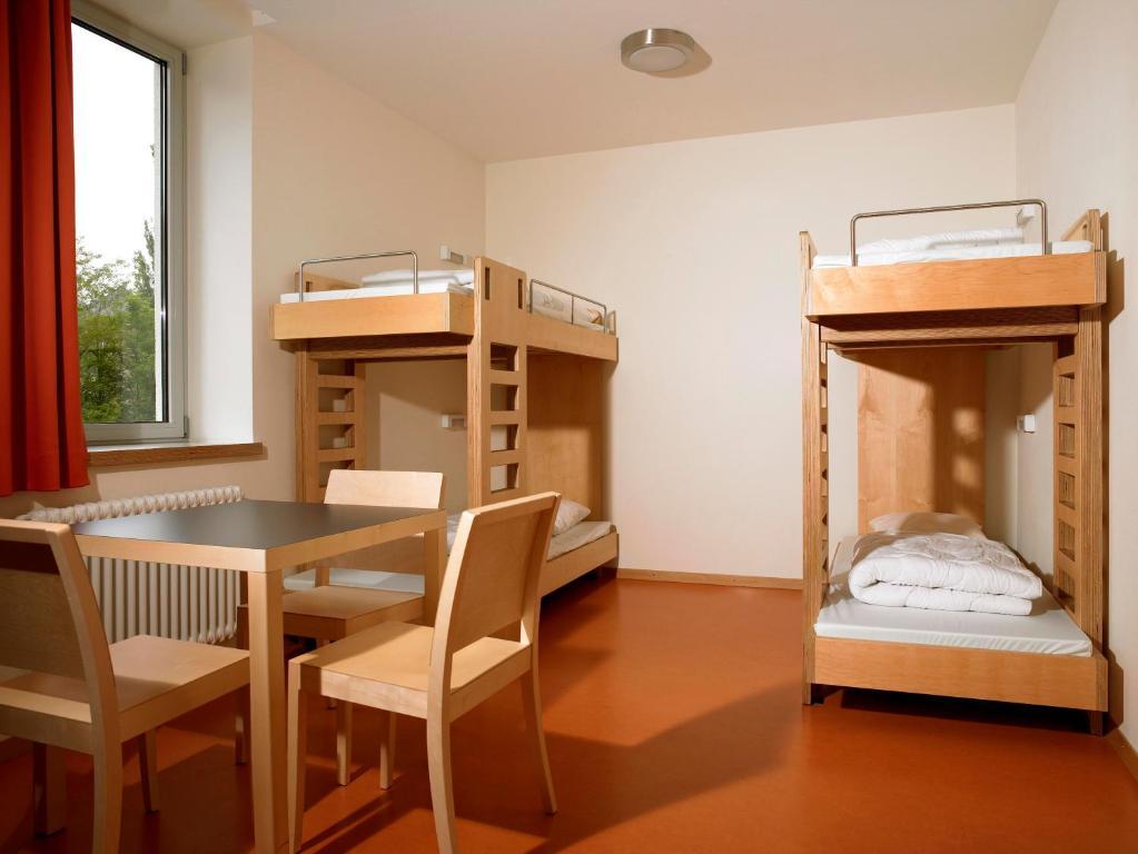 Lit Simple dans Dortoir pour Hommes