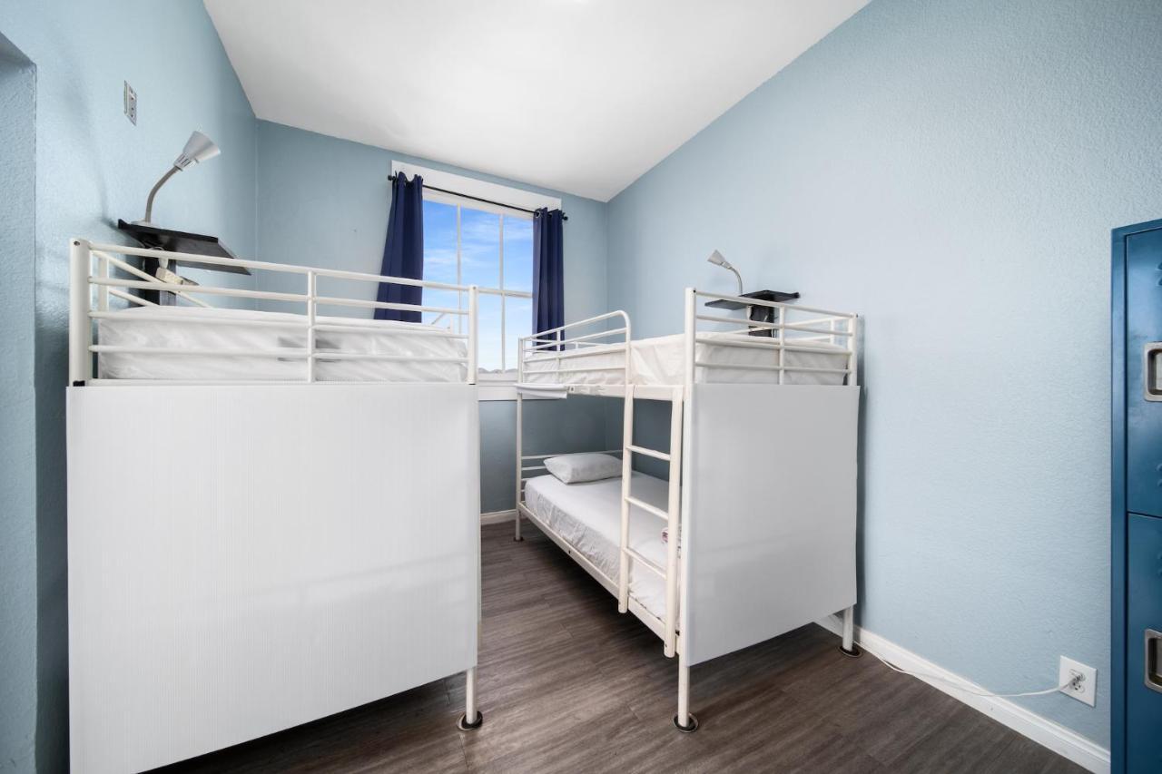Cama em Dormitório Misto com 8 Camas