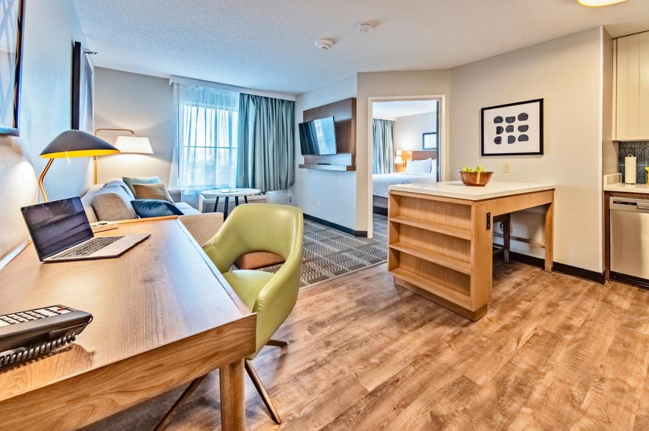 One Bedroom Suite with One Queen Bed,1092497082:JPEG