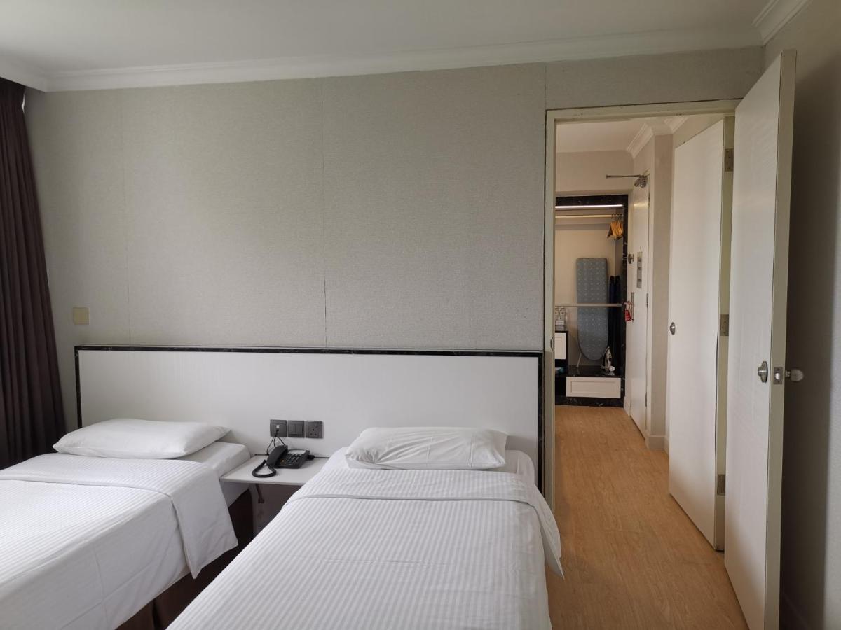 Connecting Room