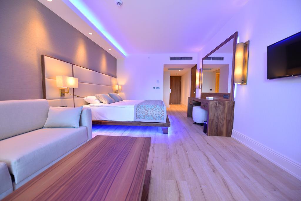 Deluxe Double Room with Partial Sea View,711963181:JPEG