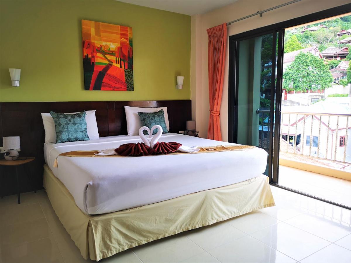 Zimmer mit Kingsize-Bett und Bergblick