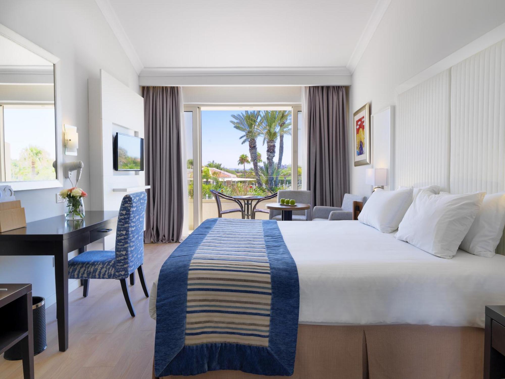 Deluxe Room Pool & Garden View
