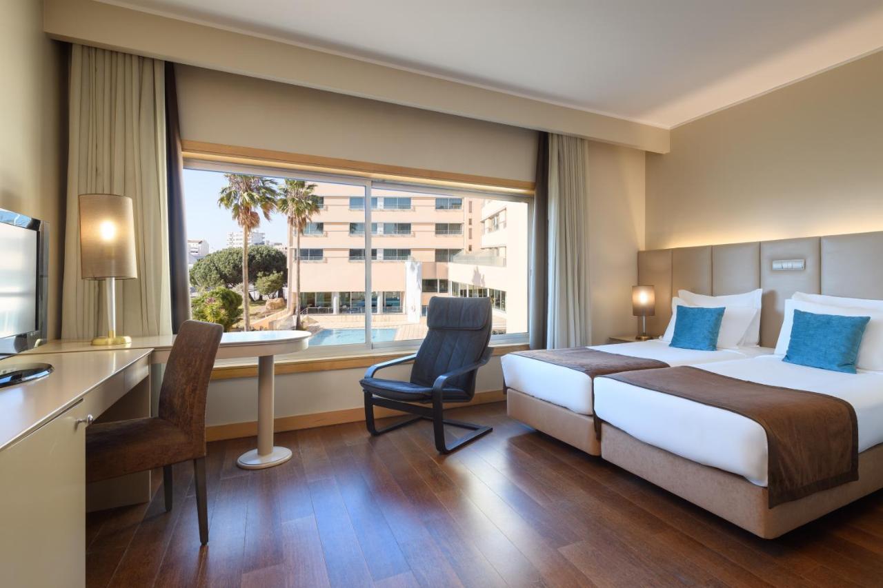 Quarto Twin Deluxe com Vista Piscina - Não Fumadores