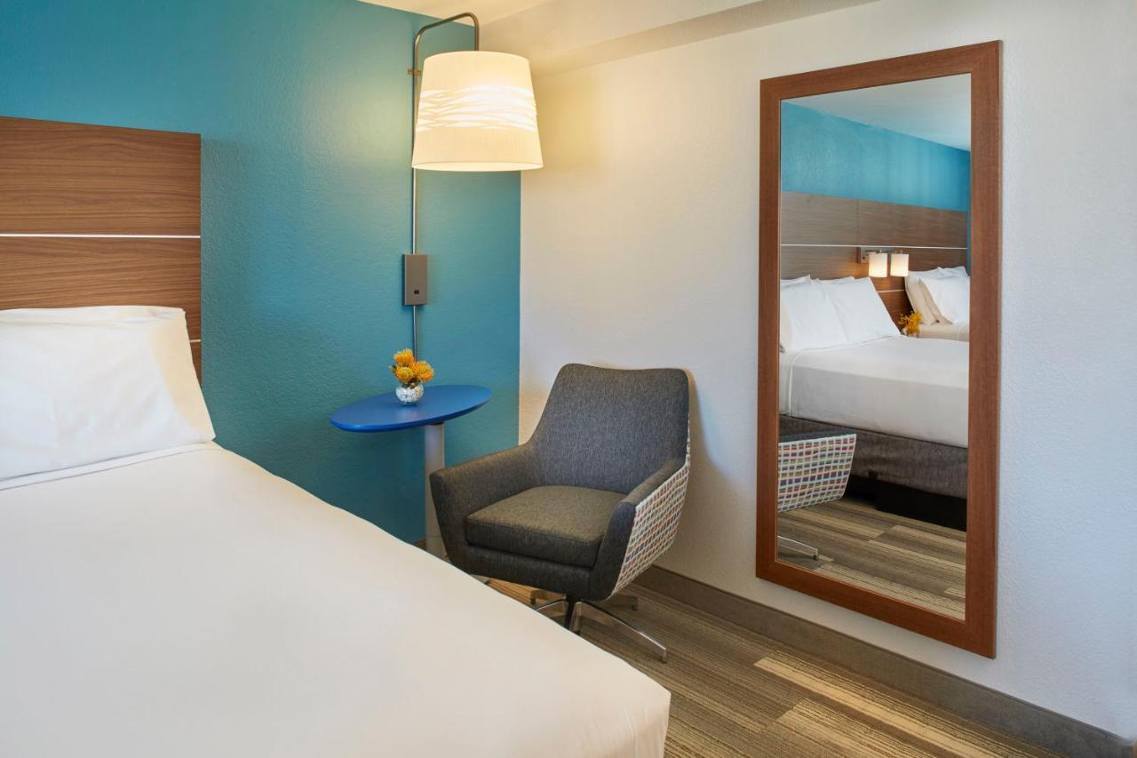Queen Room with Two Queen Beds and City View,1252075108:JPEG