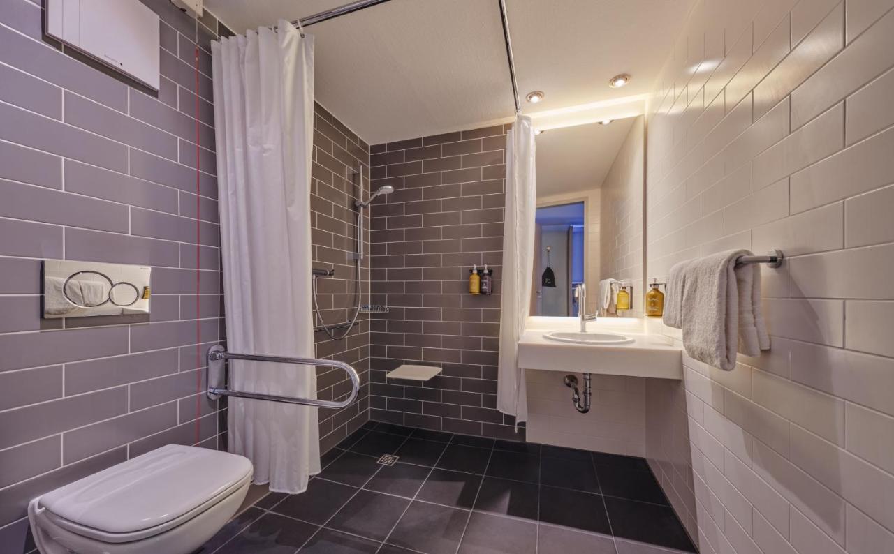 Standard Queen Room Disability Access