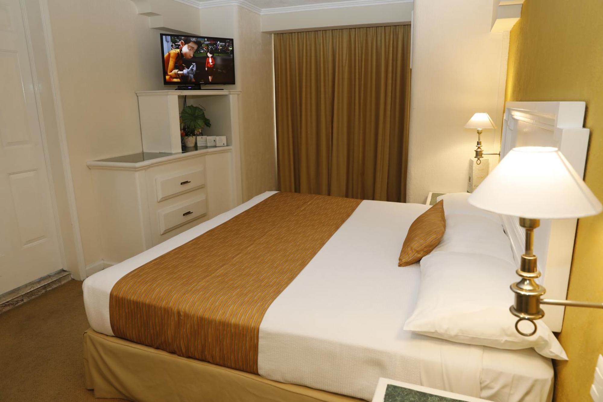 Habitación con cama extragrande.