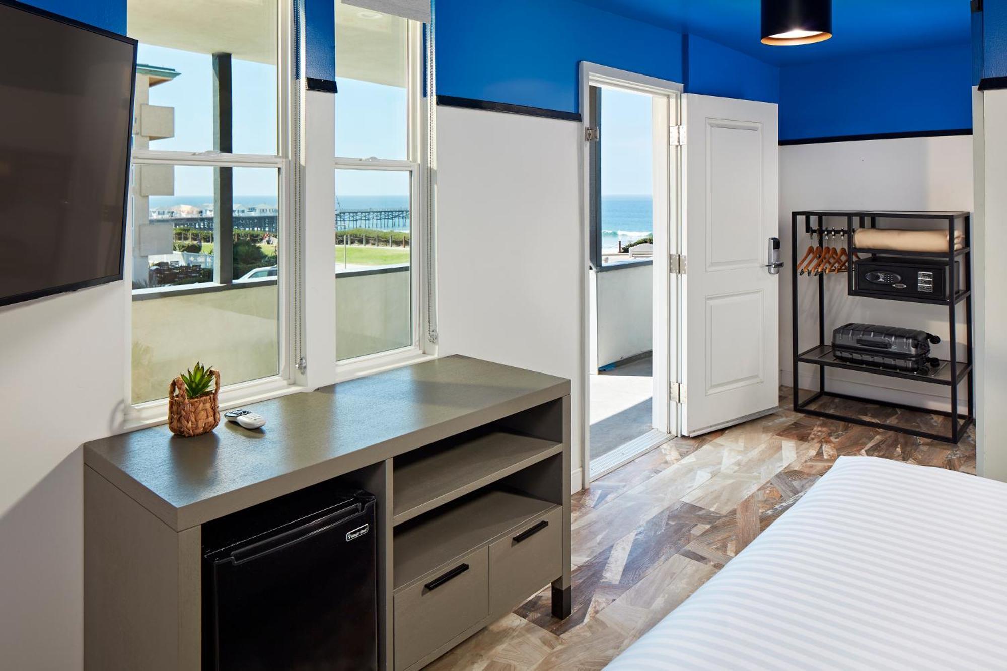Queen Room with Partial Ocean View