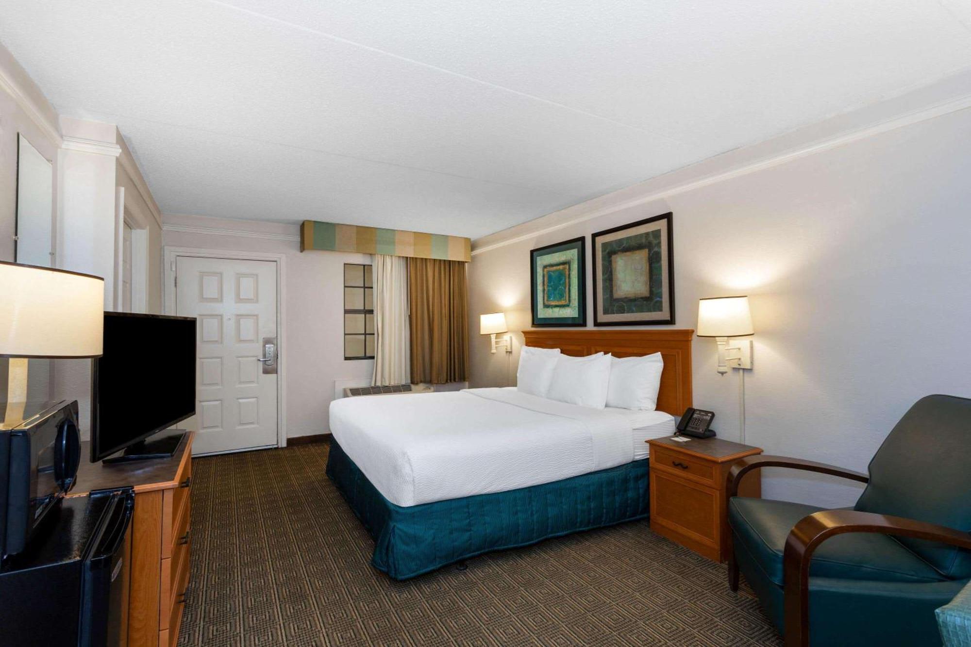 King Room with Bath Tub - Mobility/Hearing Accessible - Non-Smoking,1439230735:JPEG