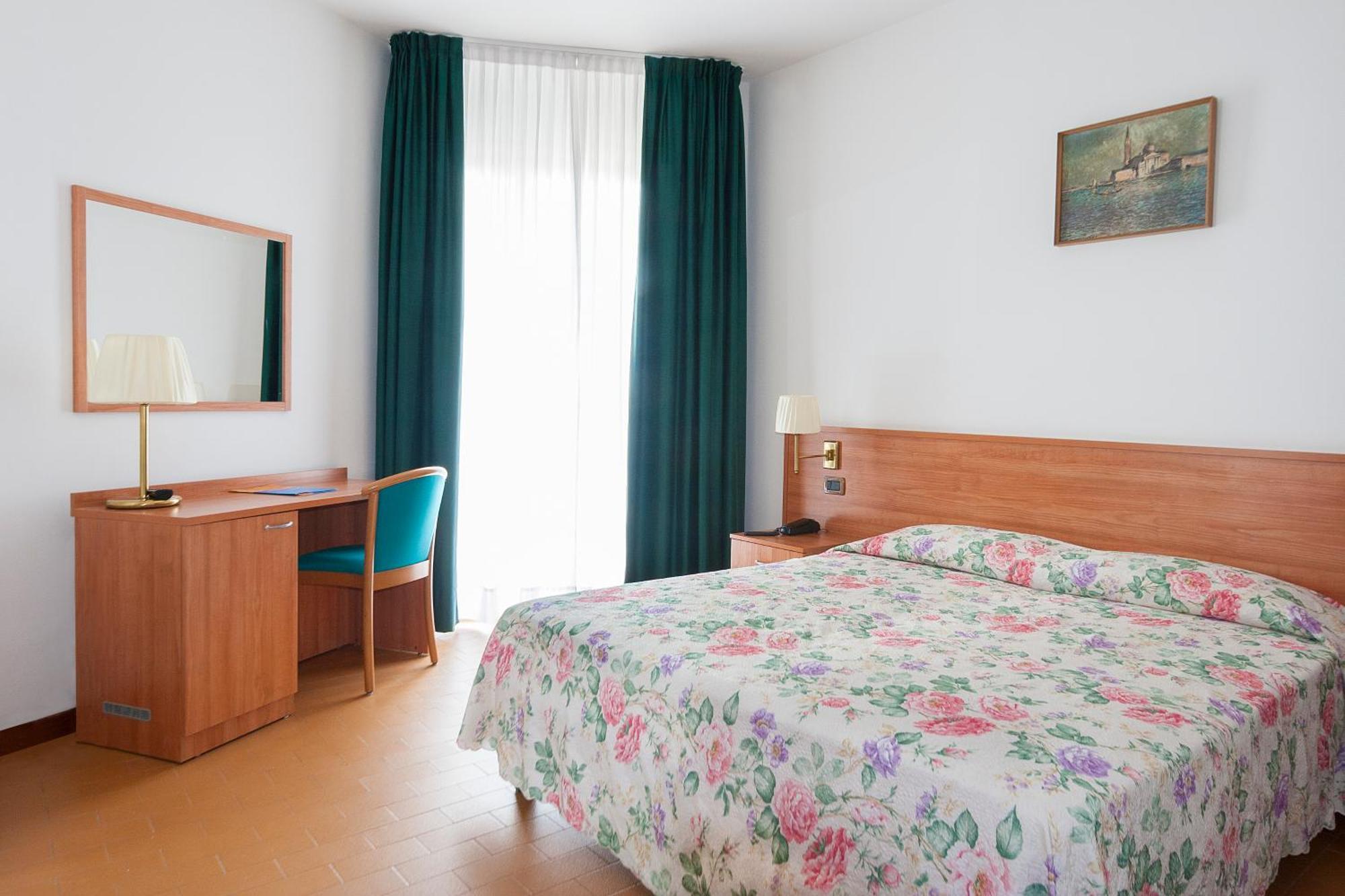 Double or Twin Room Lateral Sea View