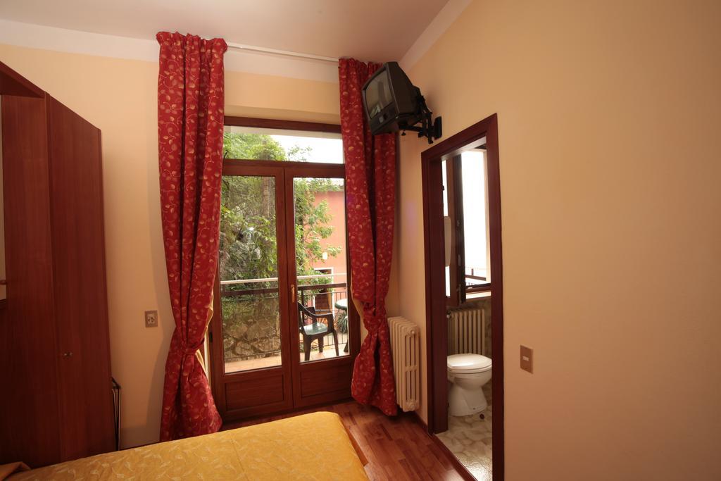 Economy Double Room Partial Lake View,122396959:JPEG