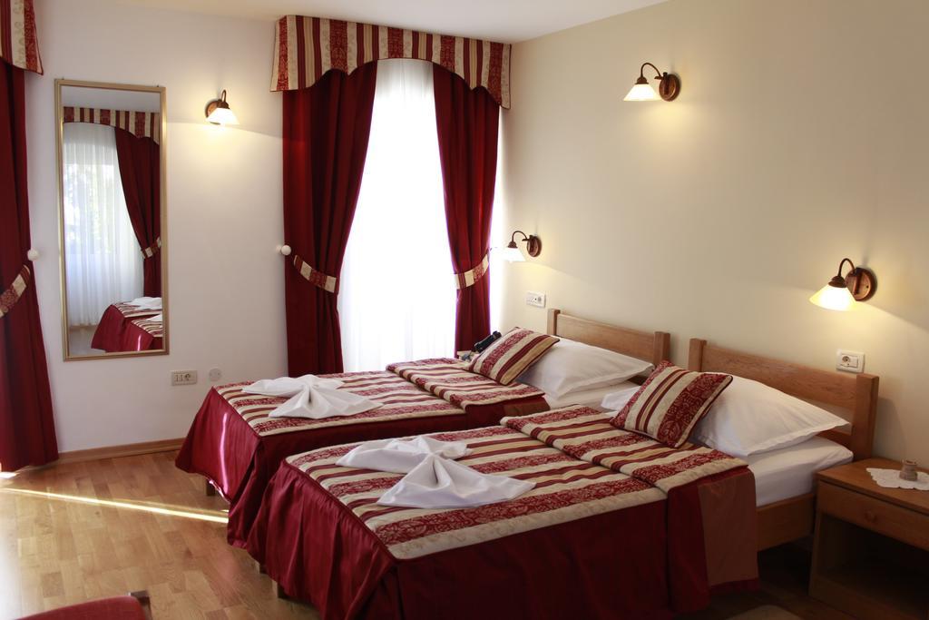 Zweibettzimmer mit Meerblick und Balkon
