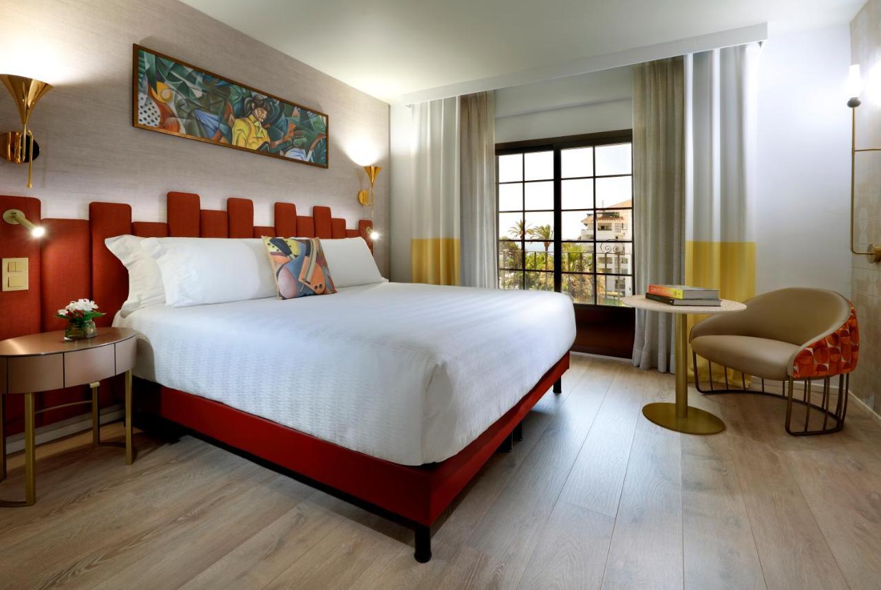 Quarto Clássico com 2 Camas de Solteiro
