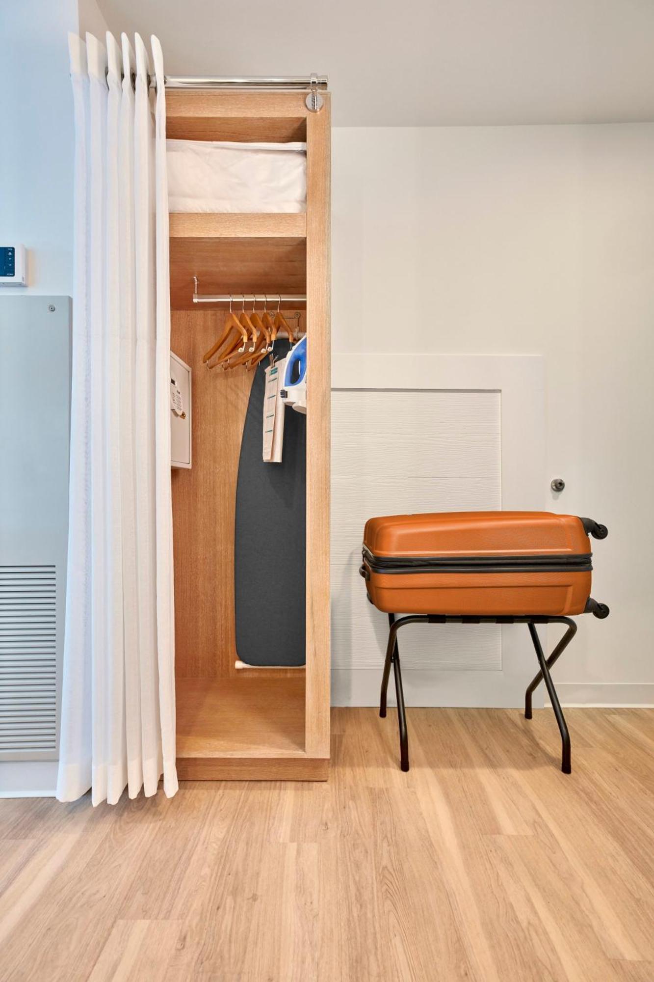 Quarto Standard com Vista da Piscina e Banheira Acessível para Hóspedes com Mobilidade Reduzida (inclui Entrada Antecipada no Parque*)
