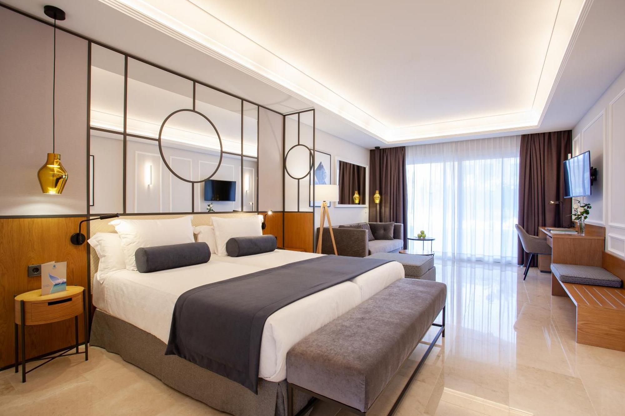 Prestige Junior Suite met Uitzicht op het Zwembad (1 Volwassene)