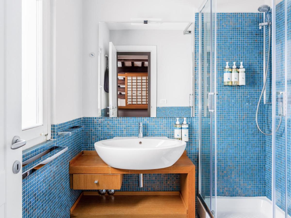 Large Studio with Kitchenette and Balcony,1329030590:JPEG