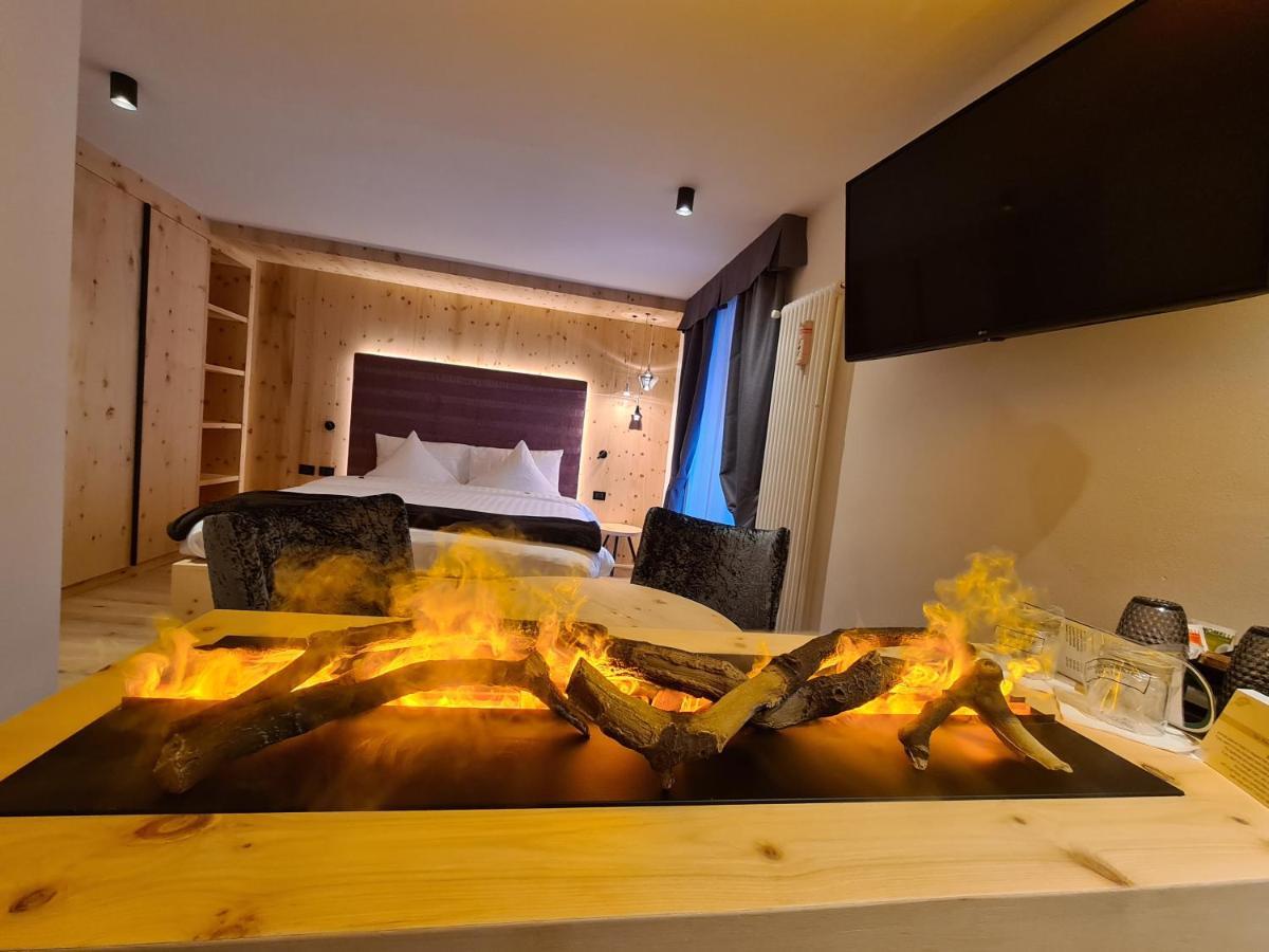 Zimmer mit Kingsize-Bett und Whirlpool