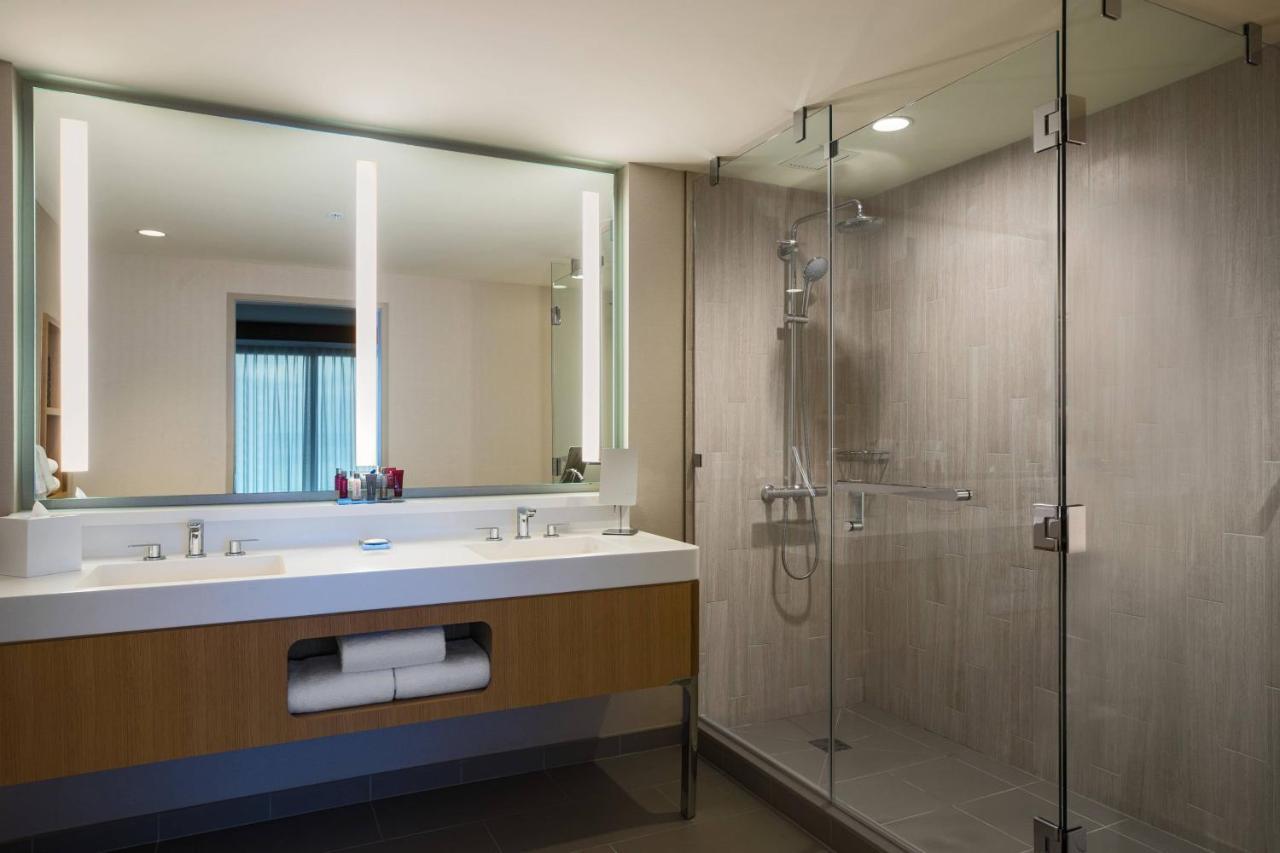 King Room Lake View High Floor or Mobility Accessible Roll Shower,1403058491:JPEG