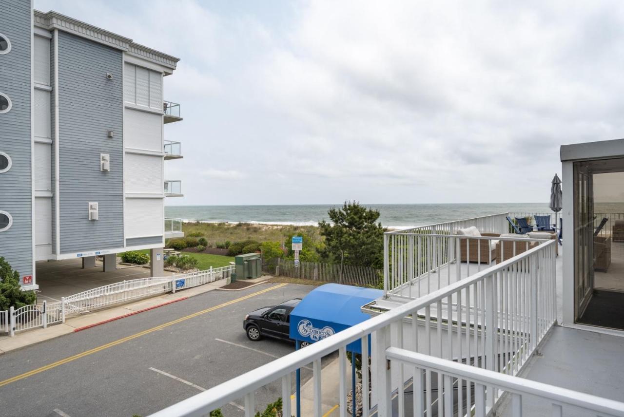 Queen Suite Partial Ocean View
