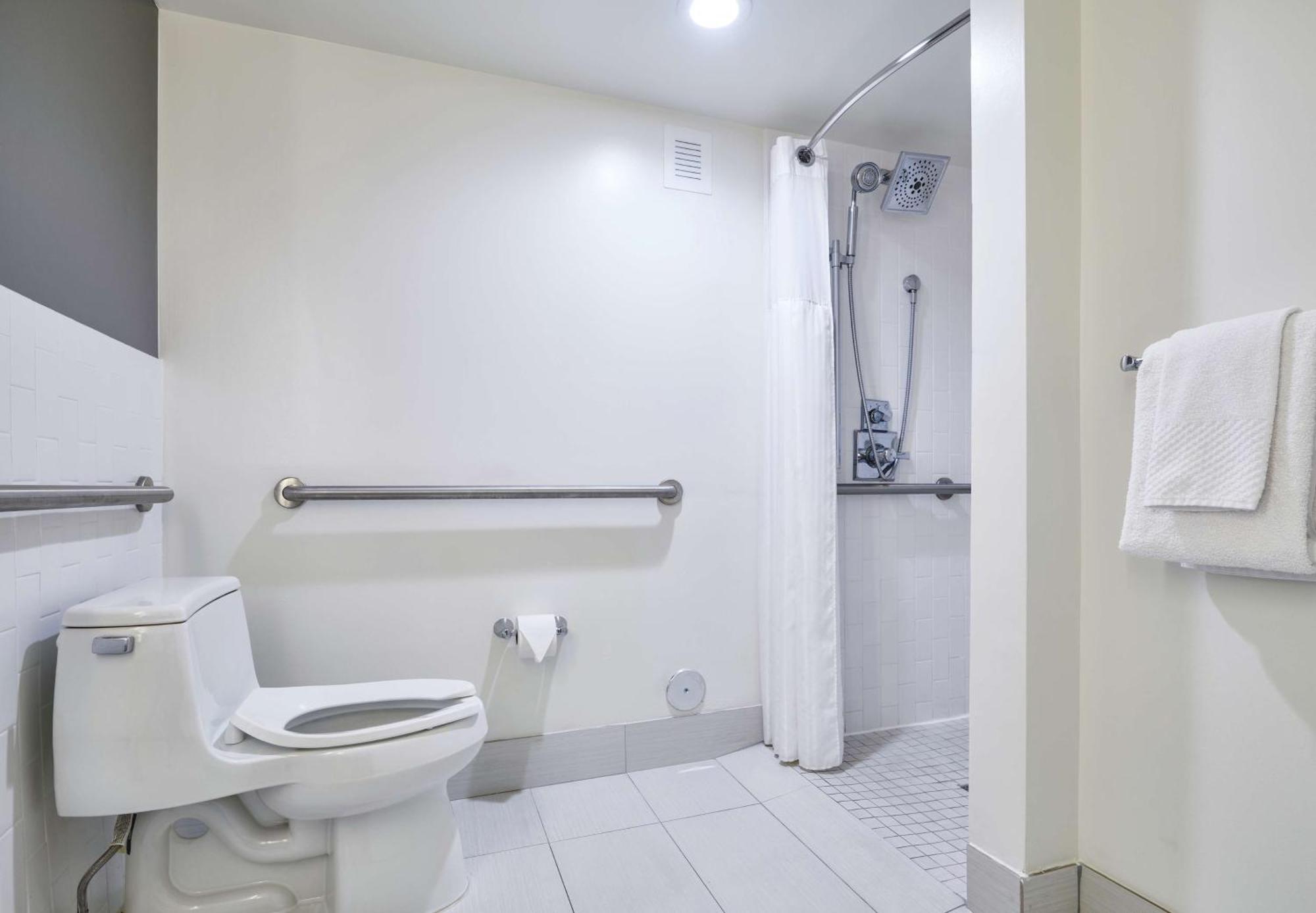 Quarto com Cama King-size e Banheiro Acessível para Hóspedes com Mobilidade Reduzida - Acessível para Hóspedes com Mobilidade Reduzida