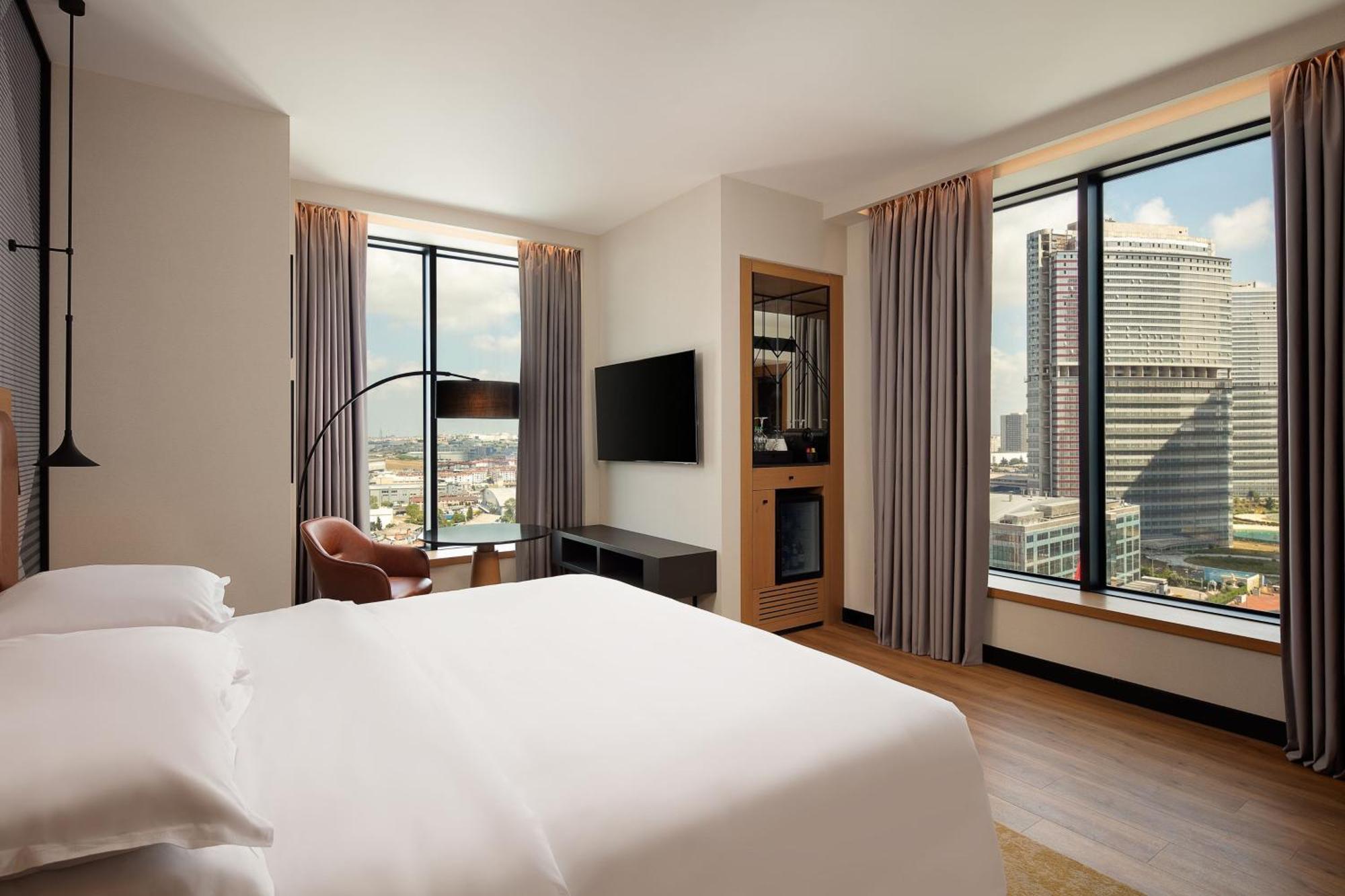 Premium Corner King Room City View