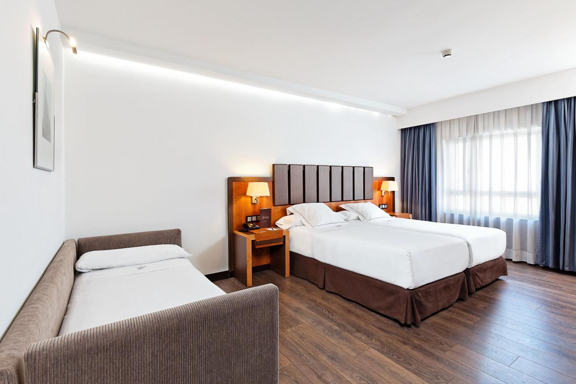 Quarto Triplo (2 Adultos + 1 Criança)