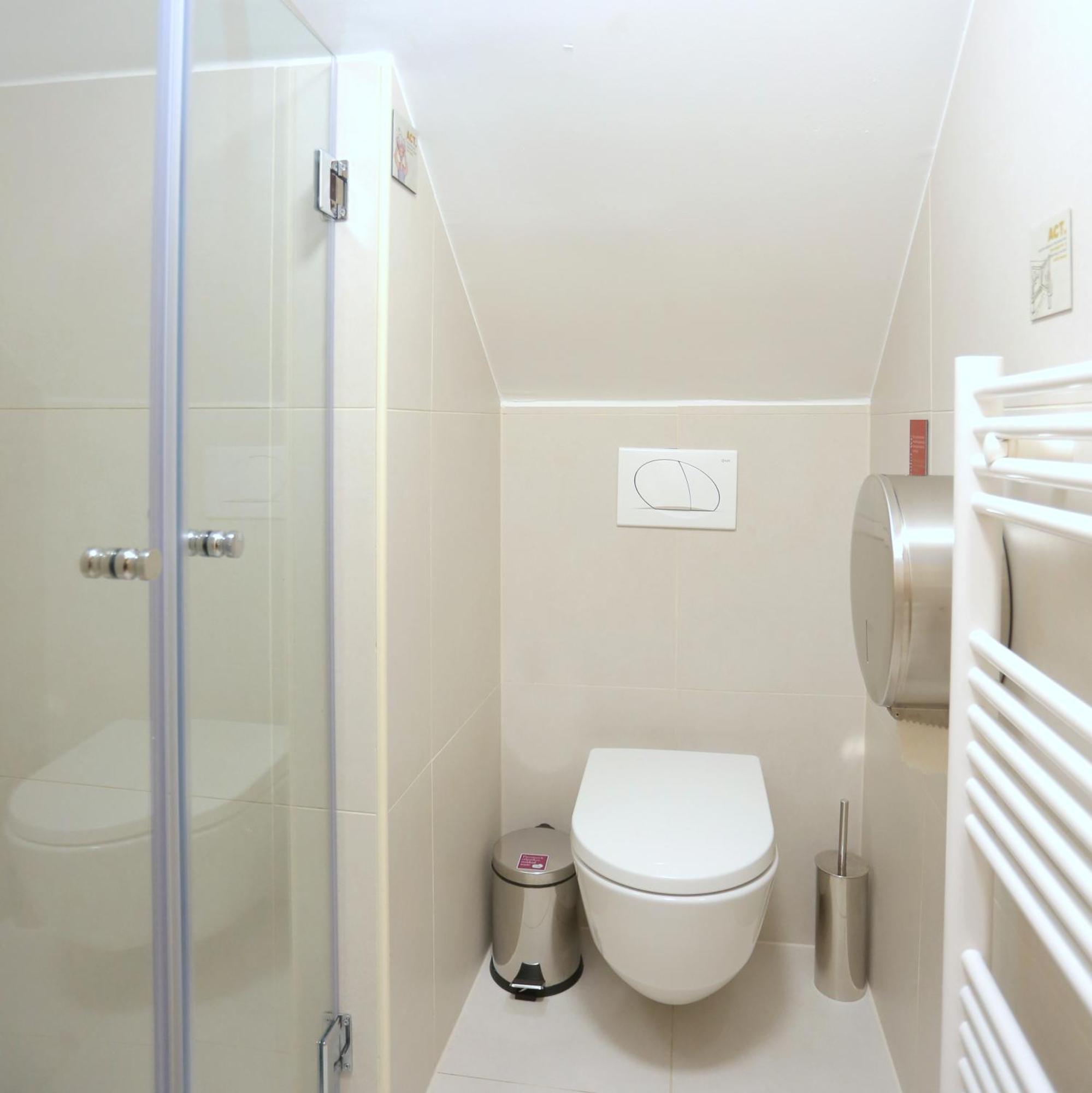 Bed 12-Bed Dormitory Room En Suite Bathroom