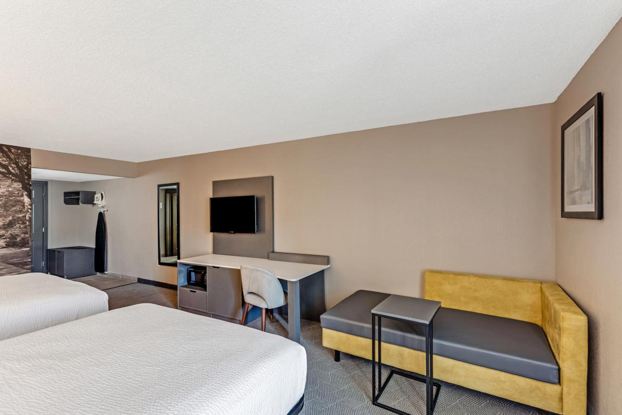 Deluxe Queen Room with Two Queen Beds - Non-Smoking,1499156686:JPEG