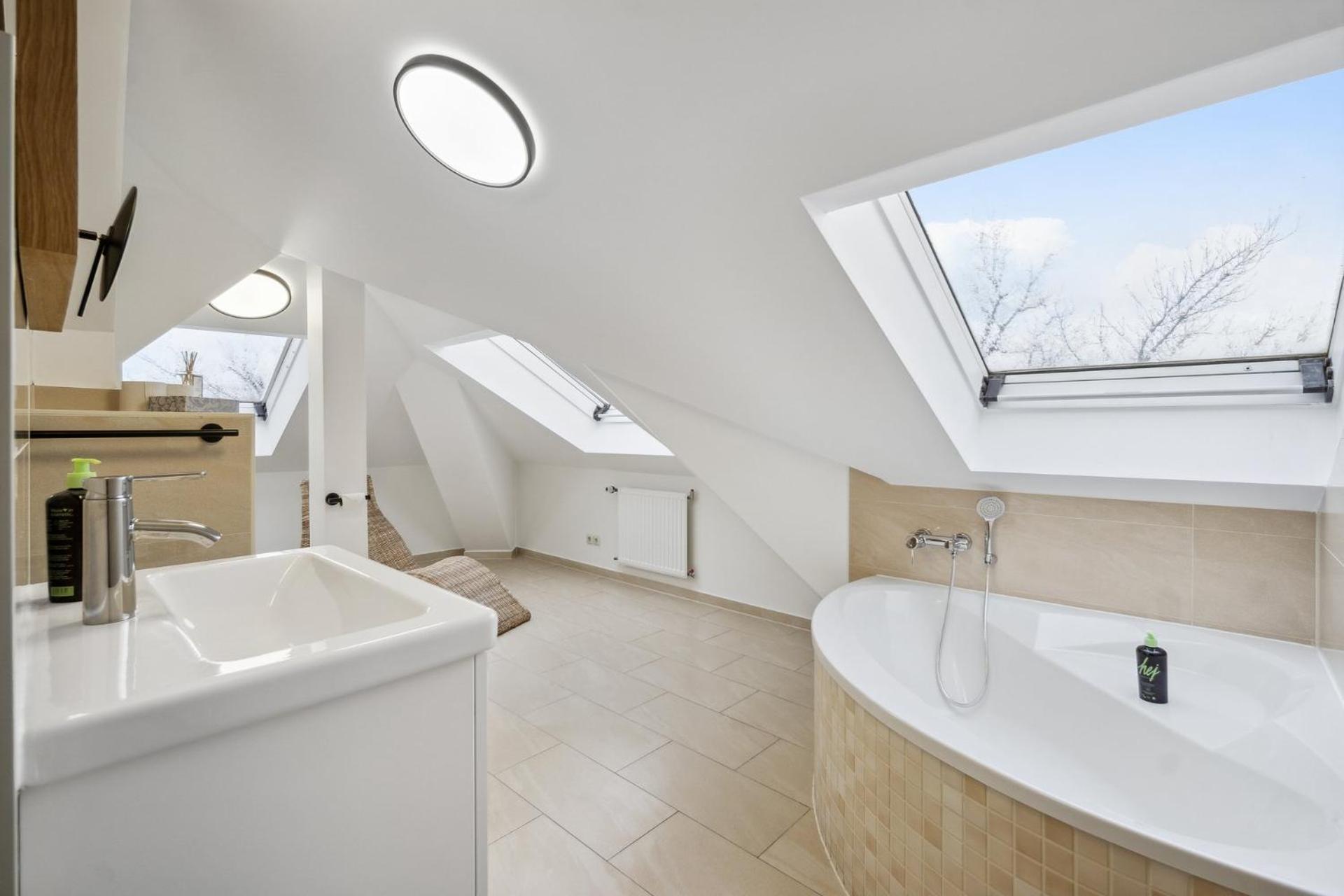 One-Bedroom Attic Suite,1532624731:JPEG