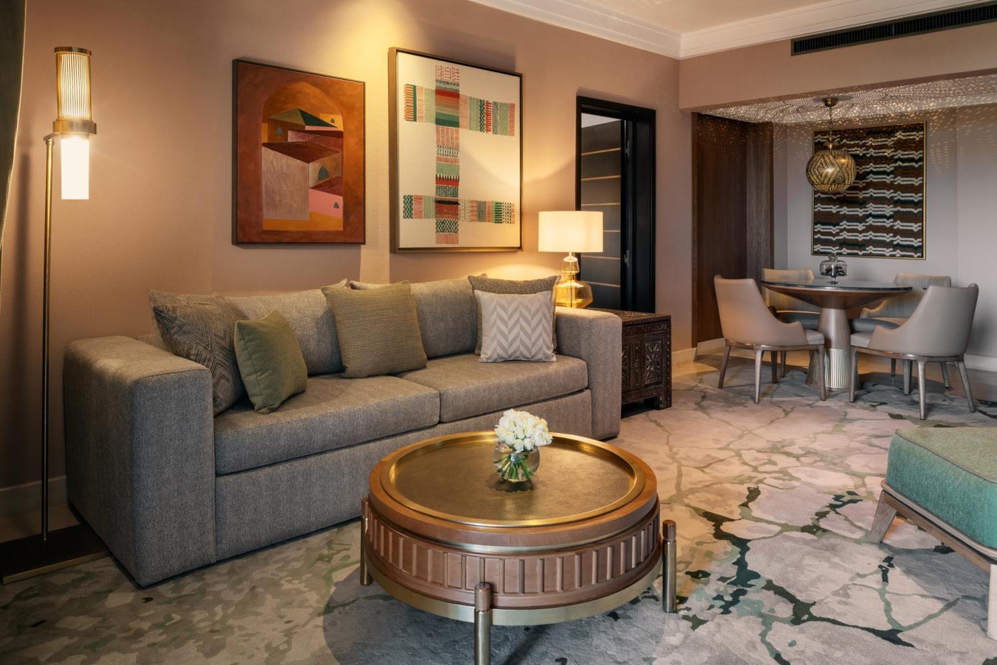 Suite mit Kingsize-Bett, Poolblick und Terrasse