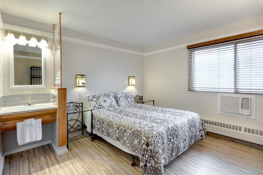 Habitación con cama grande