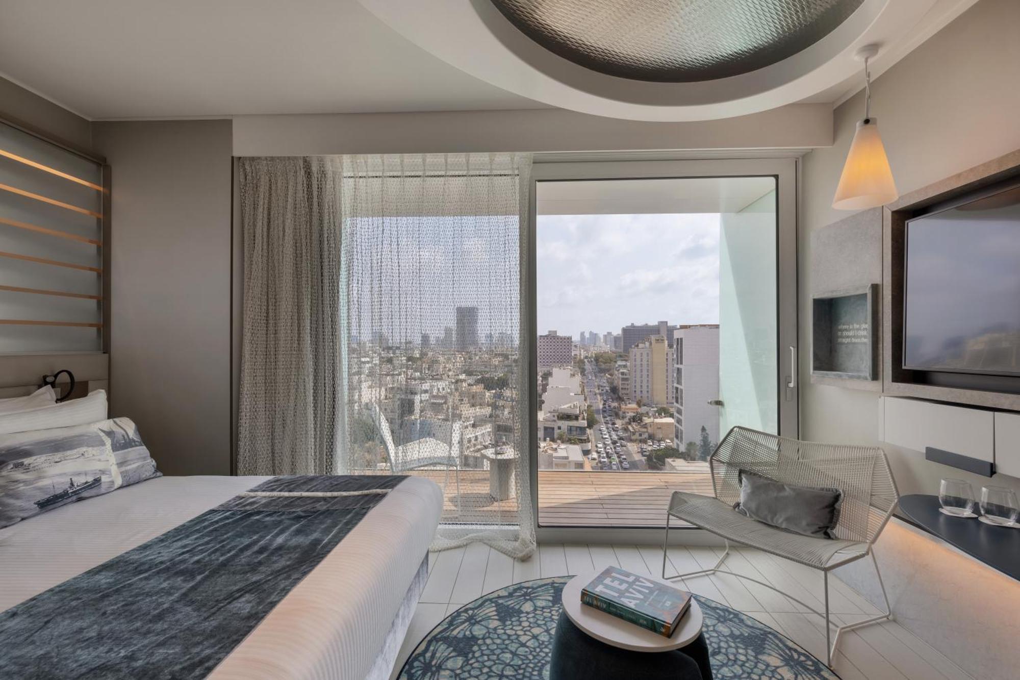 Port Deluxe Balcony with City View