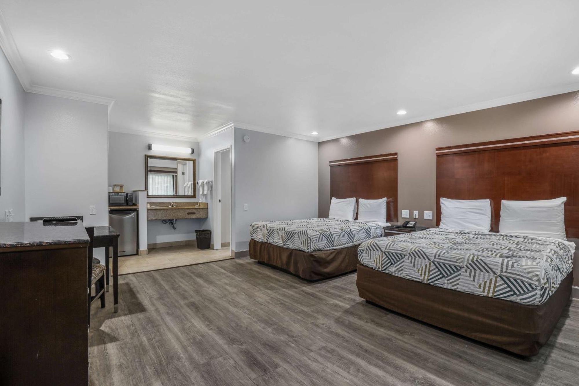 Deluxe Quadruple Room Non-Smoking,1547984377:JPEG