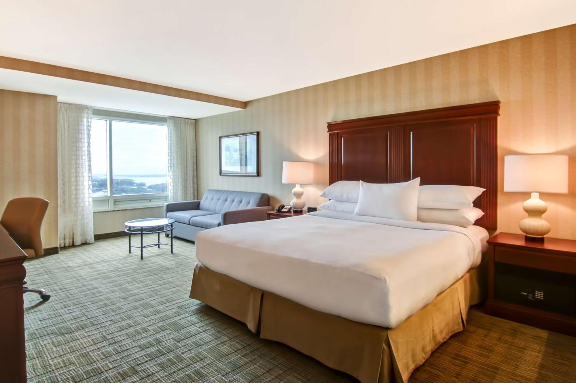 King Room with Soaker Tub and American Falls View,1551419863:JPEG