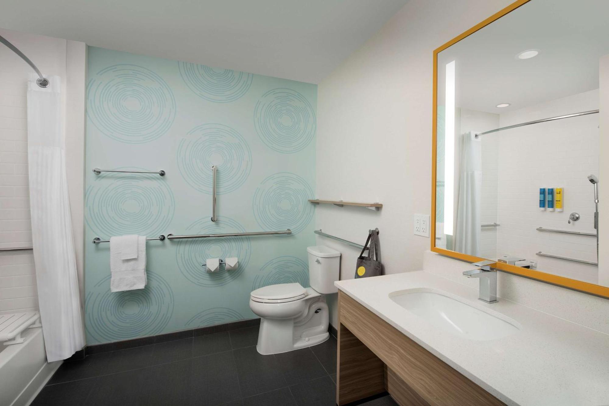 Queen Room with Two Queen Beds and Tub - Accessible,1551617482:JPEG