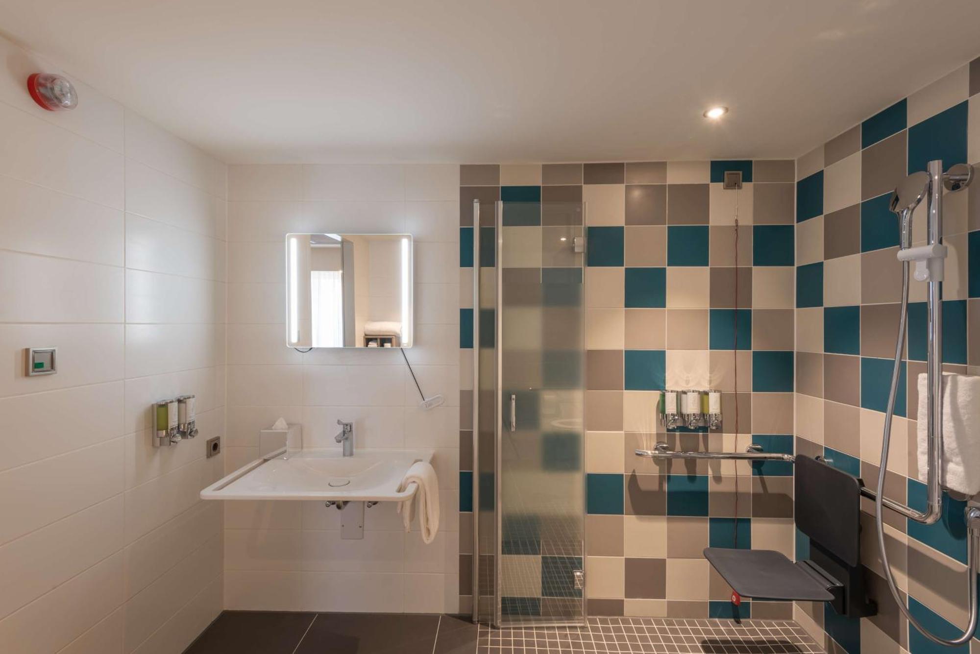 Queen Room Accessible