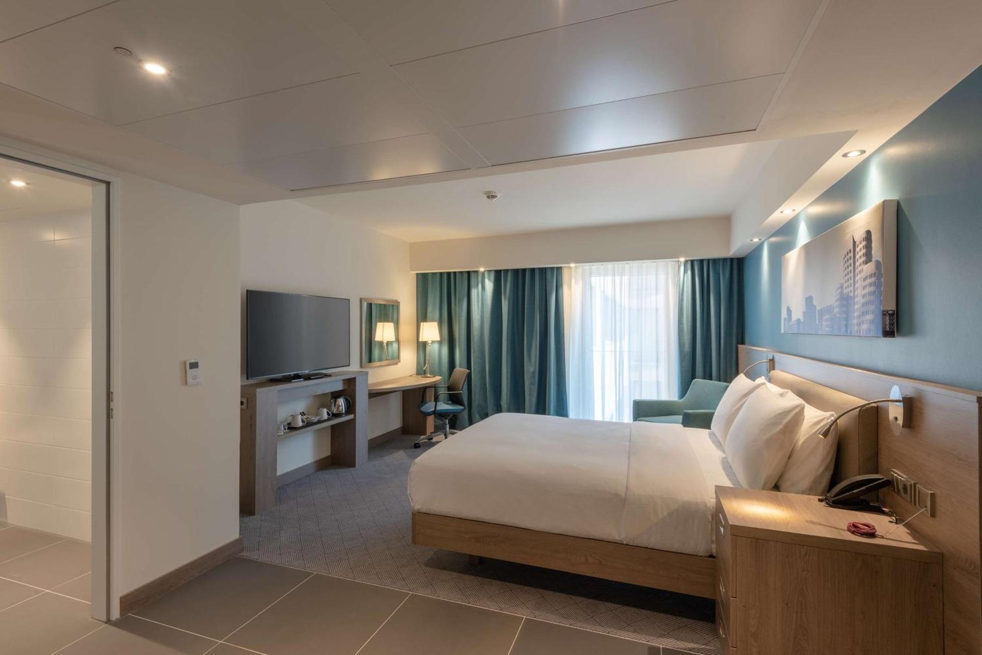 Queen Room Accessible