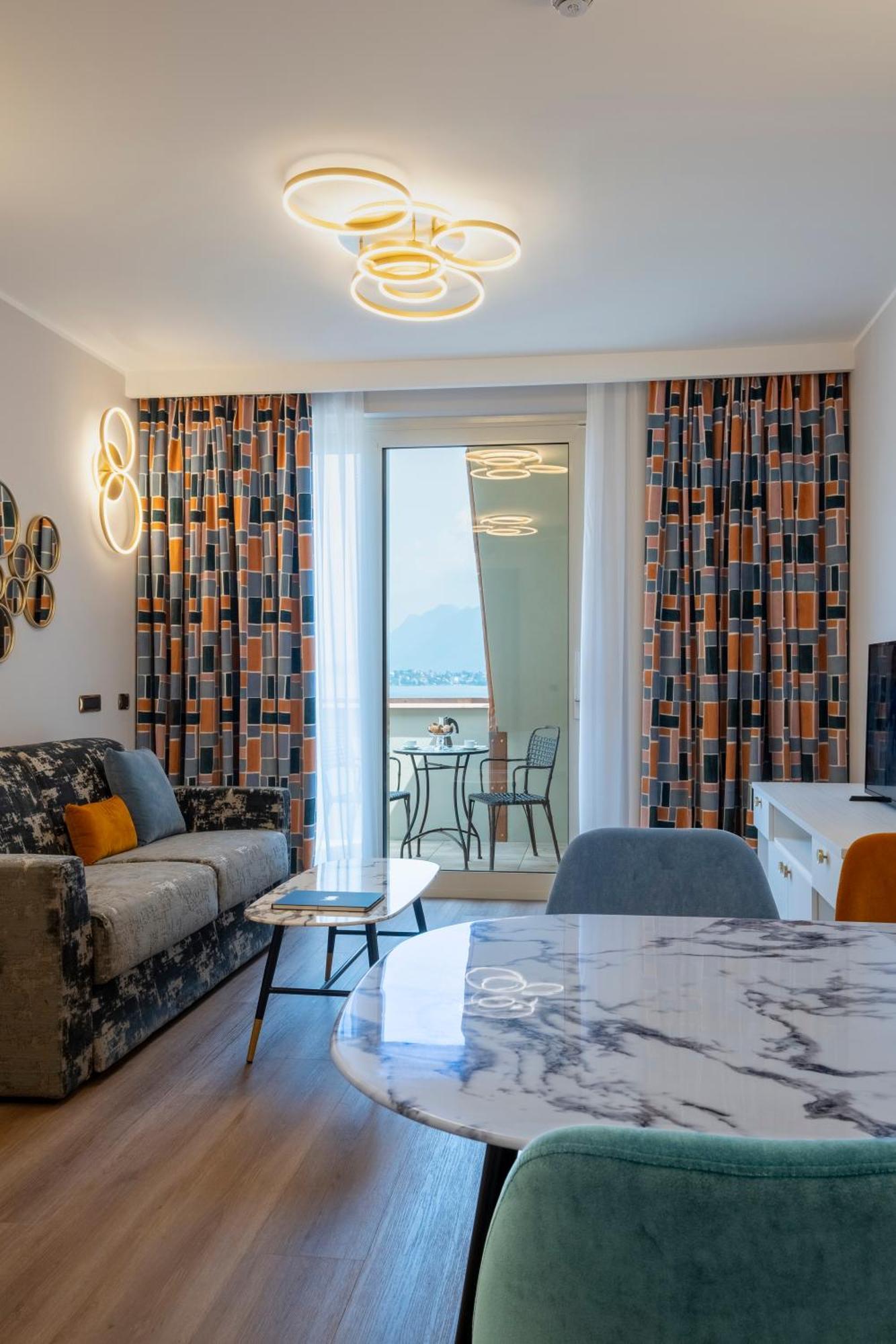 Deluxe Two-Bedroom Apartment Lake View