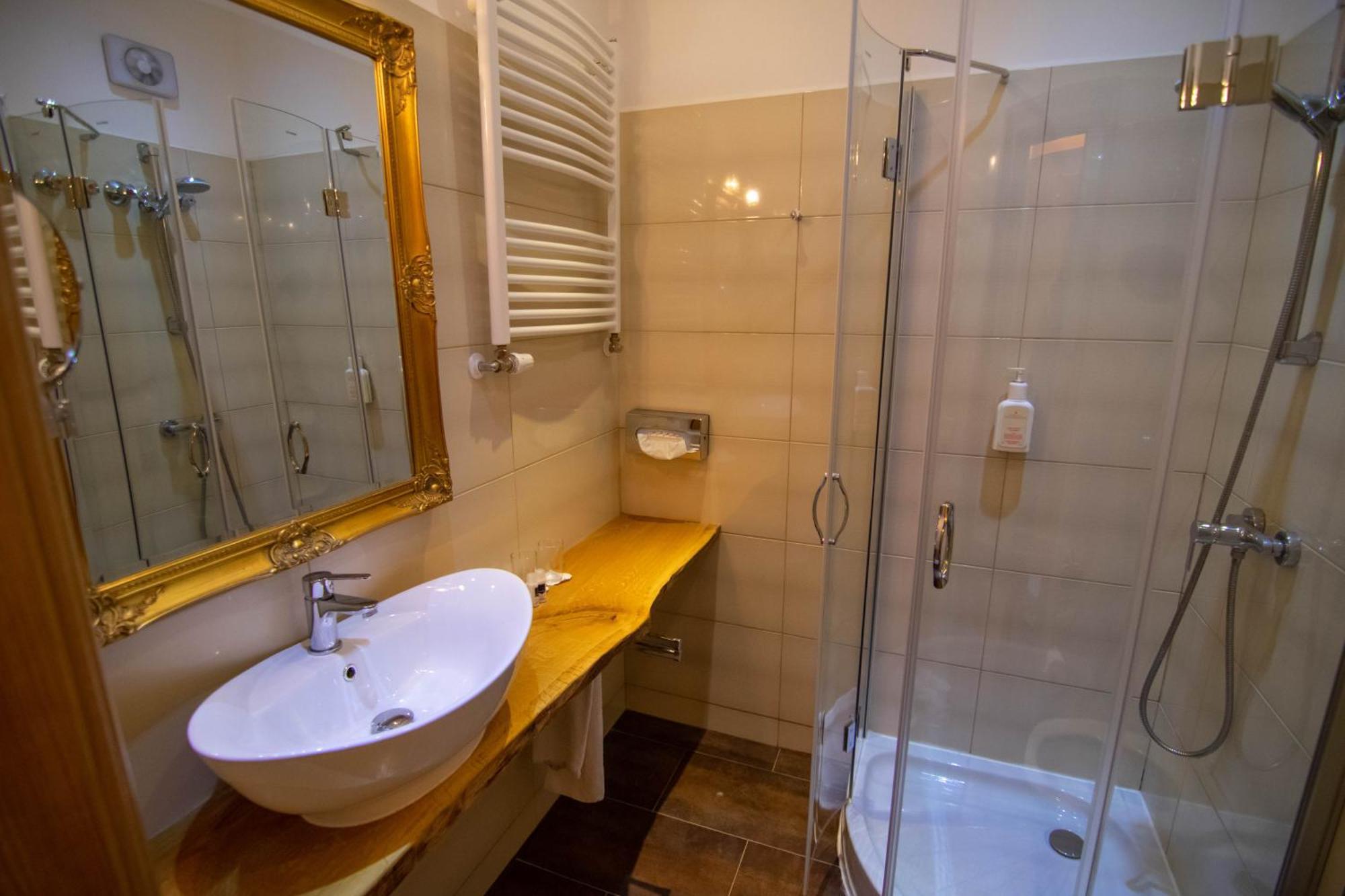 Single Room with Street View,1553700544:JPEG