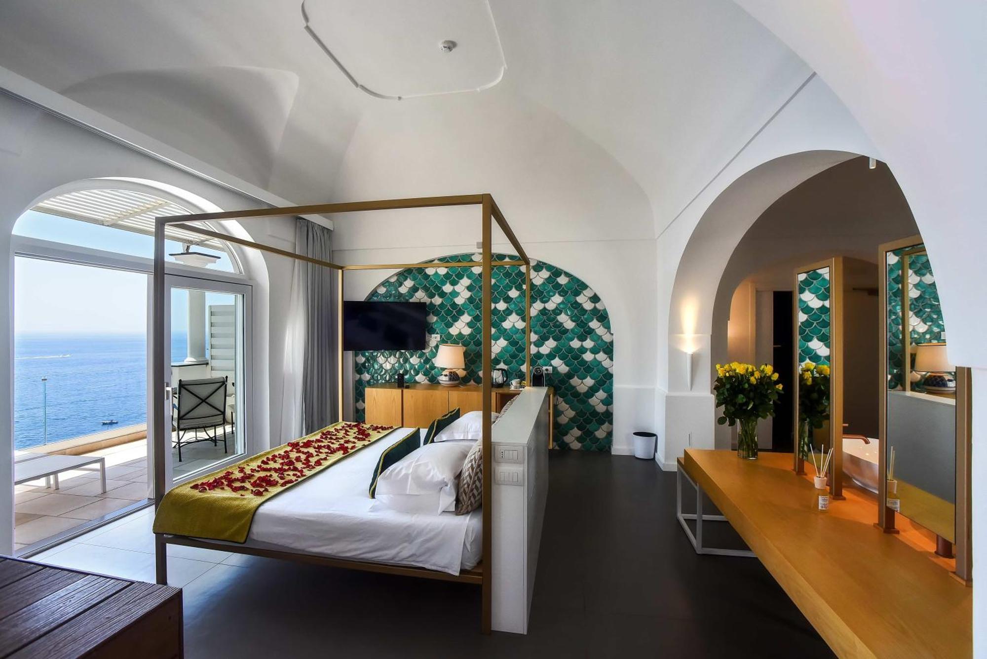 Executive Suite mit Sauna und Badewanne im Innenbereich
