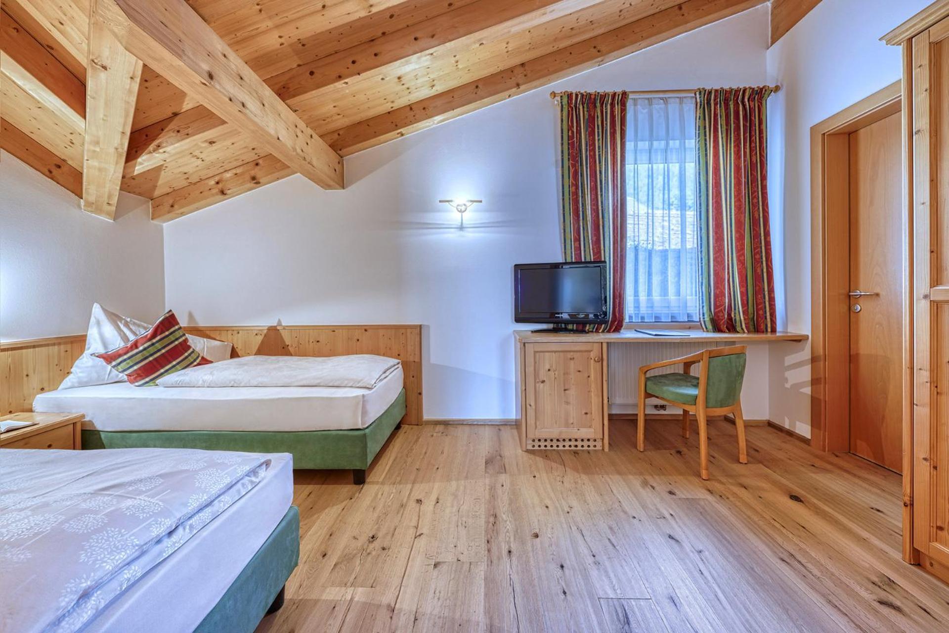 Kleines Zweibettzimmer