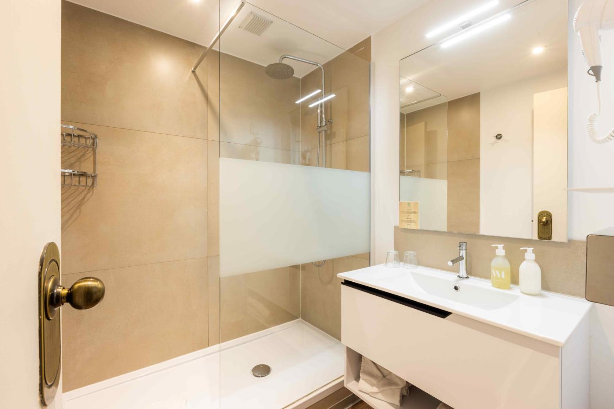 Double Room,1580386567:JPEG