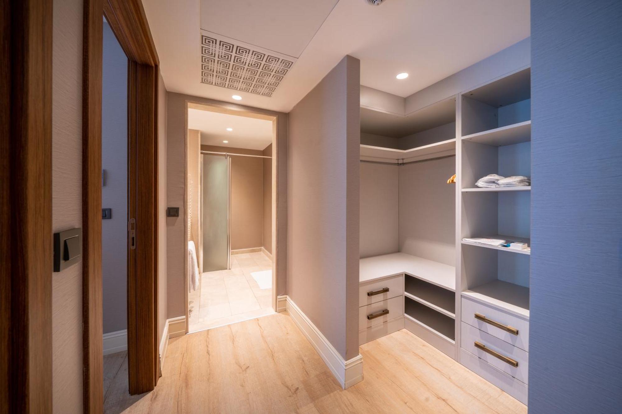 Deluxe Family Room