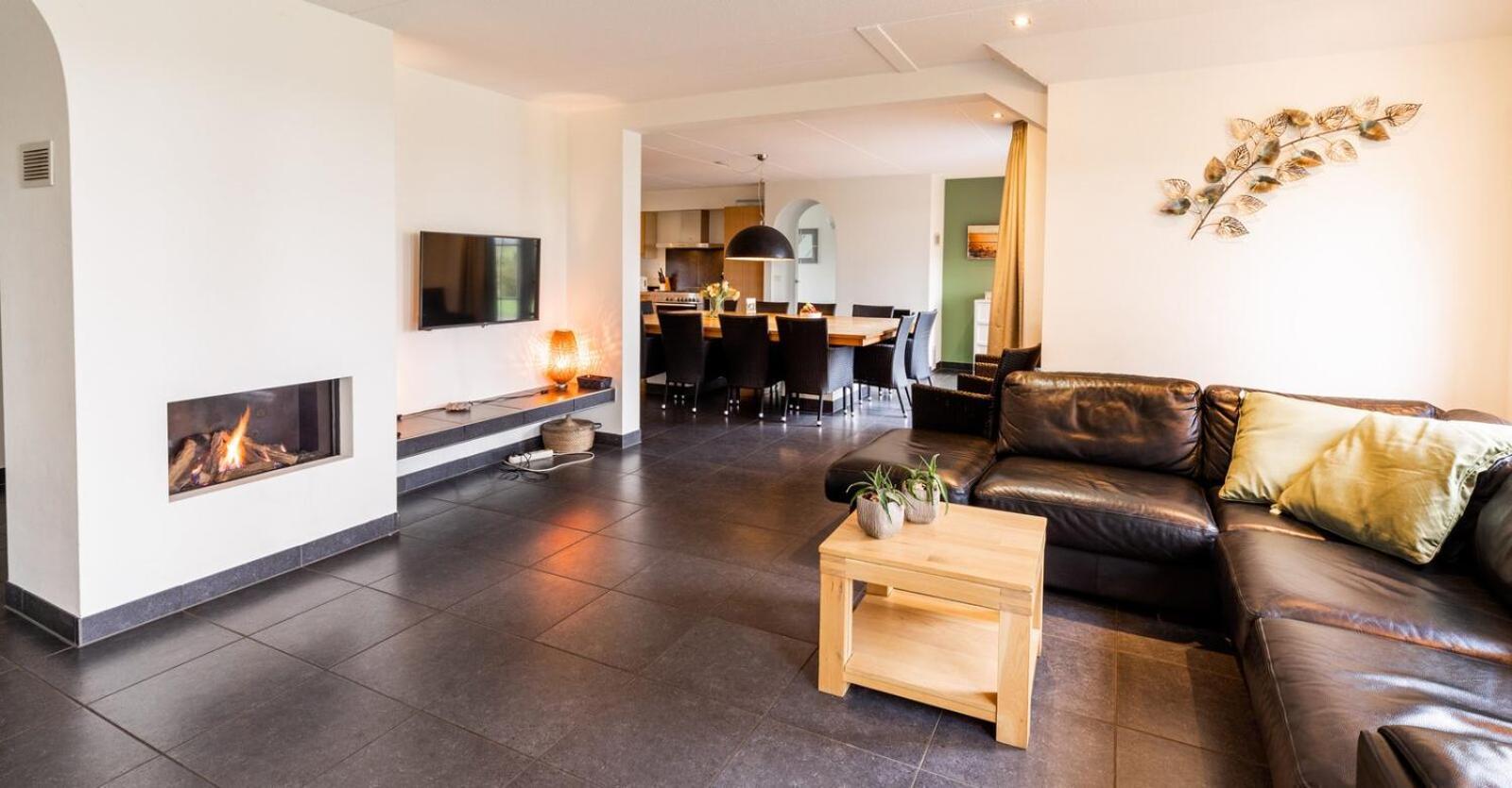 Six-Bedroom House,1592082261:JPEG
