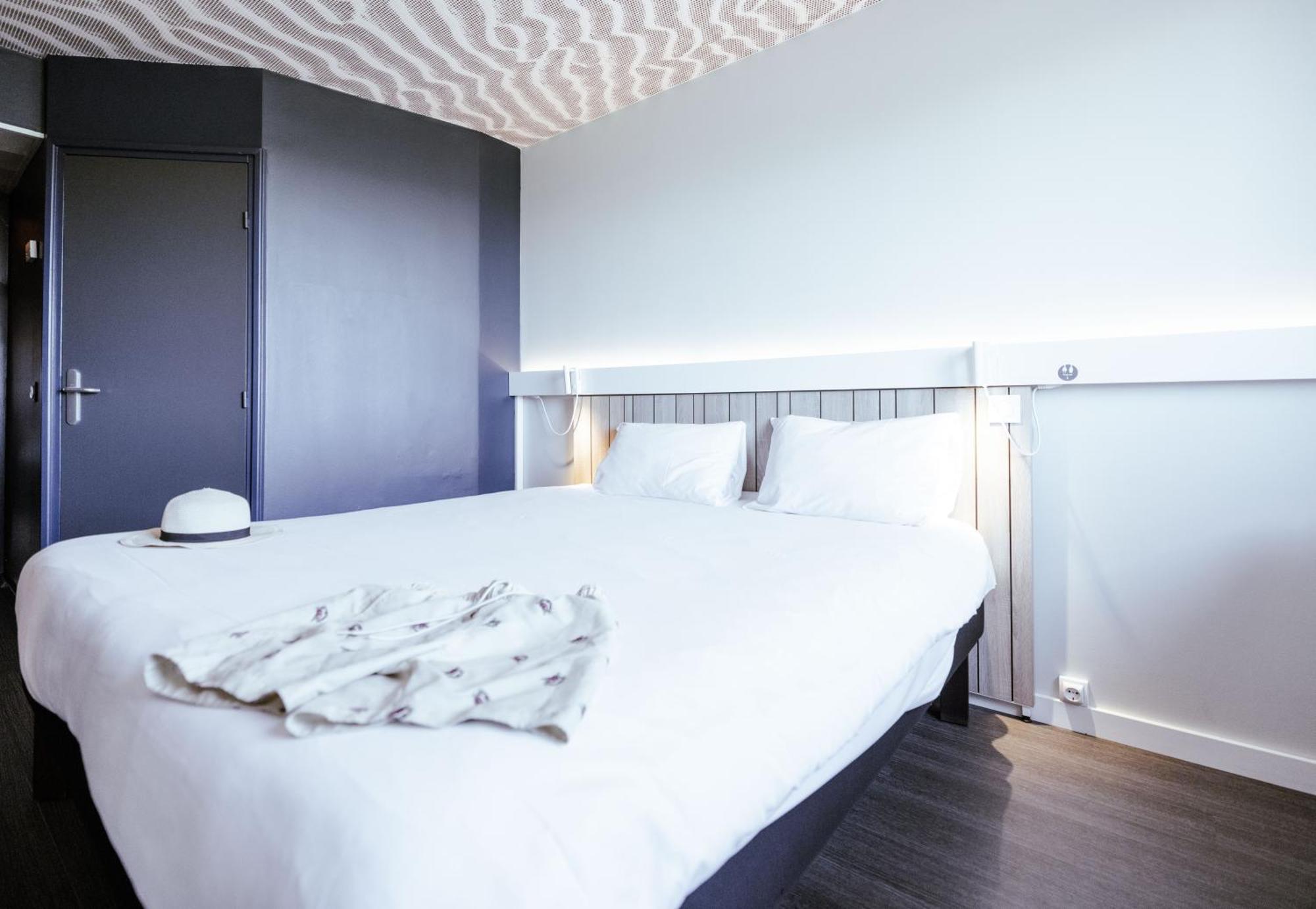 Standard Room with One Double Bed and Two Single Beds