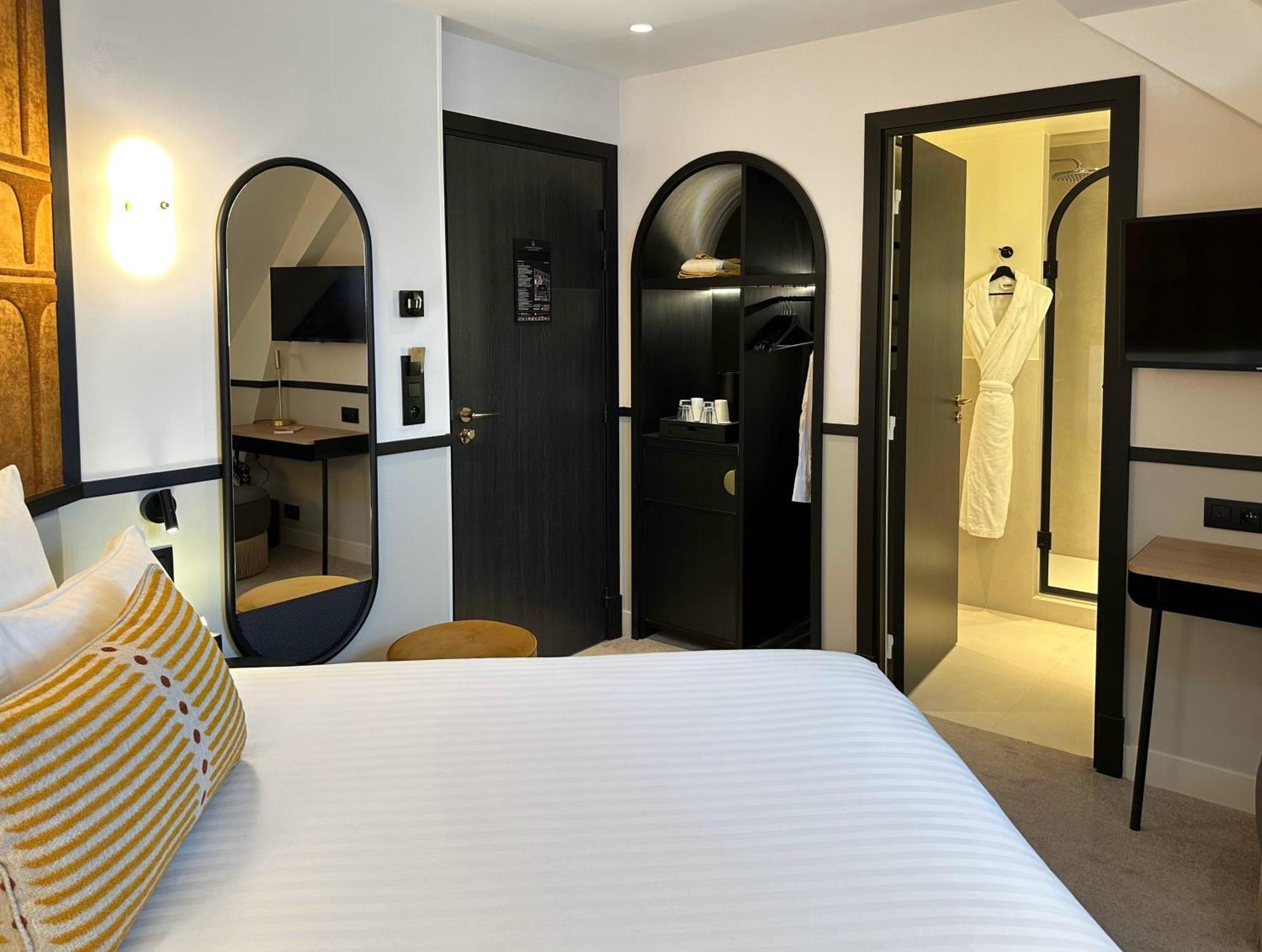 Quarto individual com cama de casal