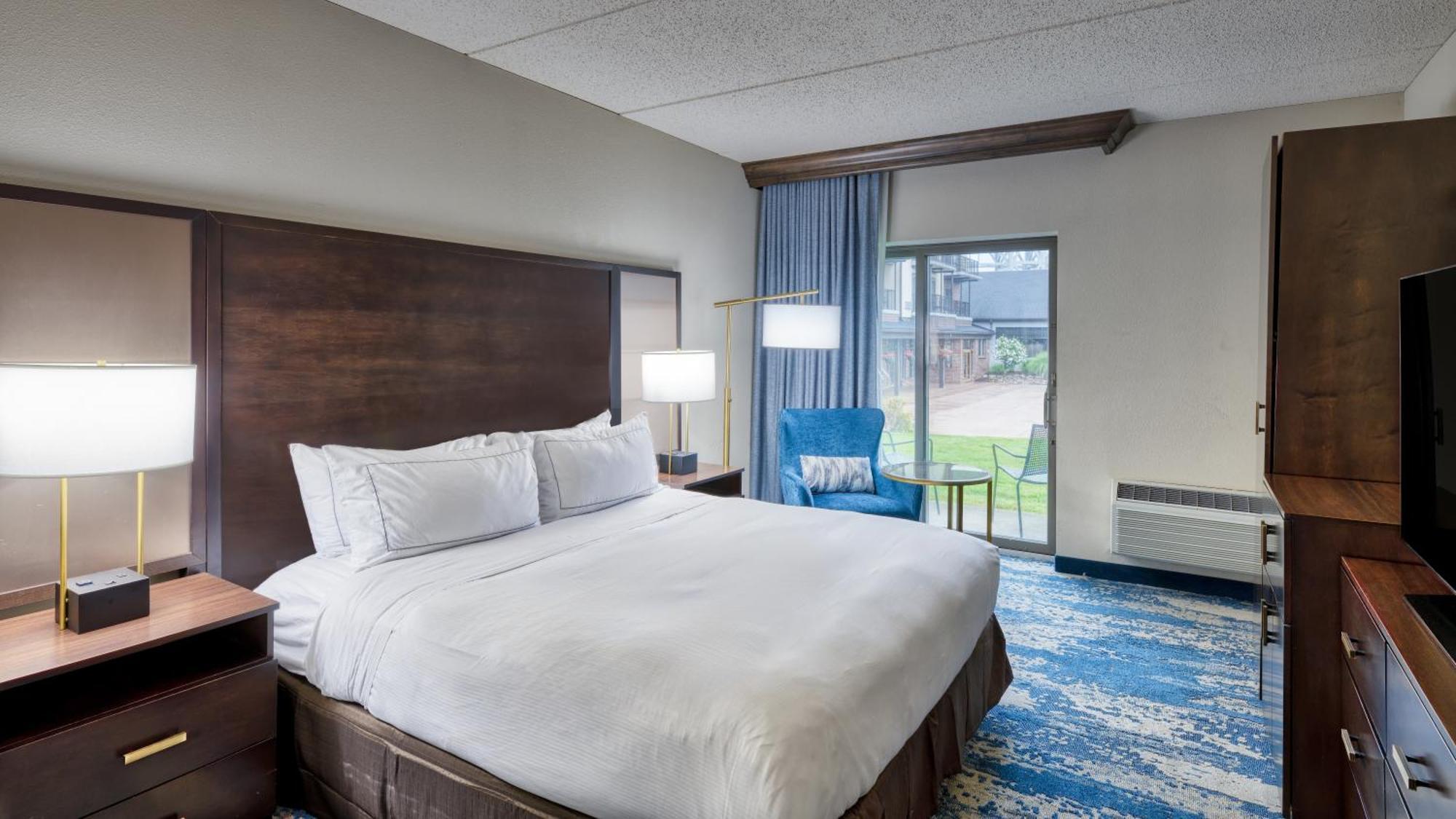 King Room with Roll-in Shower - Mobility and Hearing Accessible/Non-Smoking