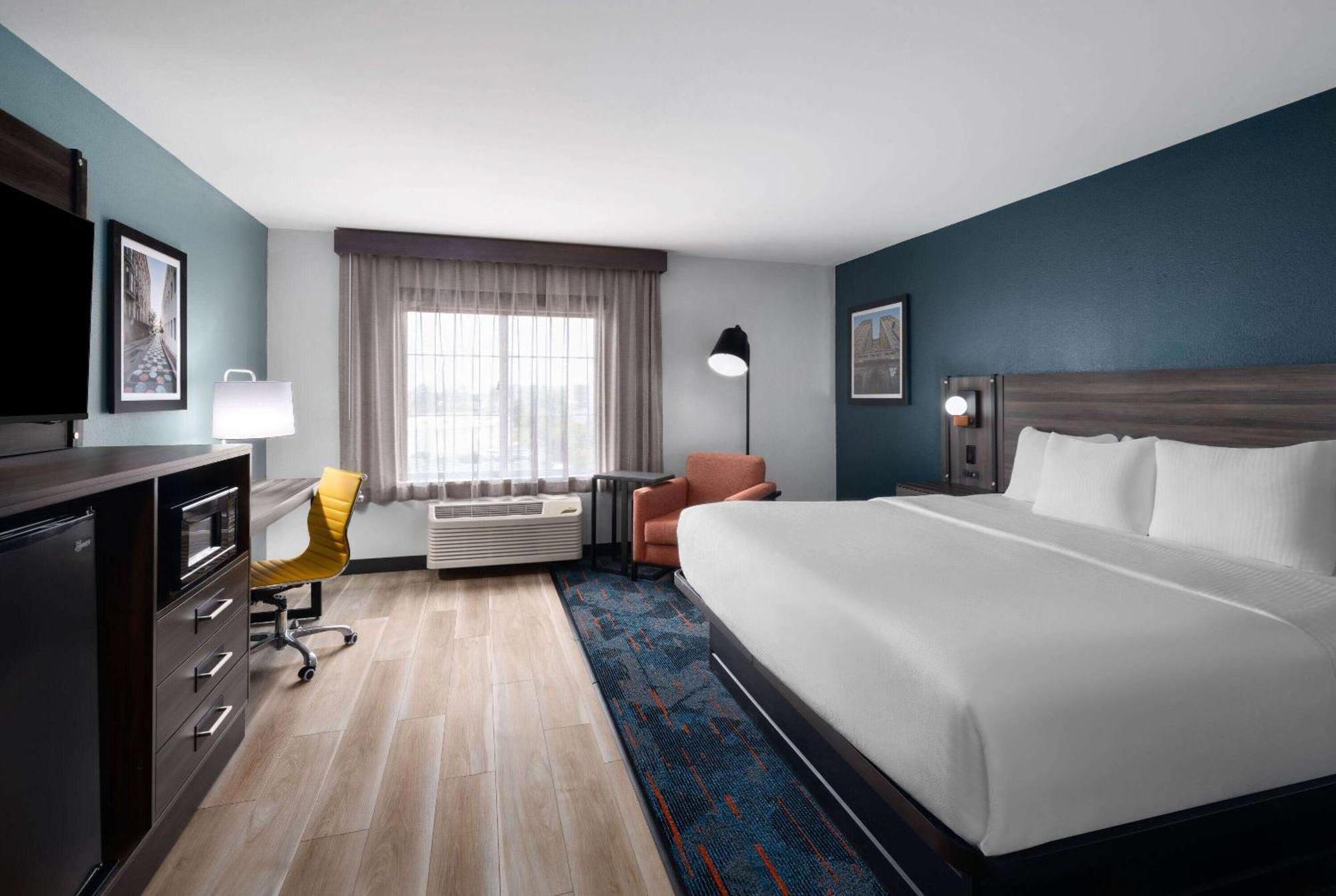 Deluxe King Room - Non-Smoking,1709552915:JPEG