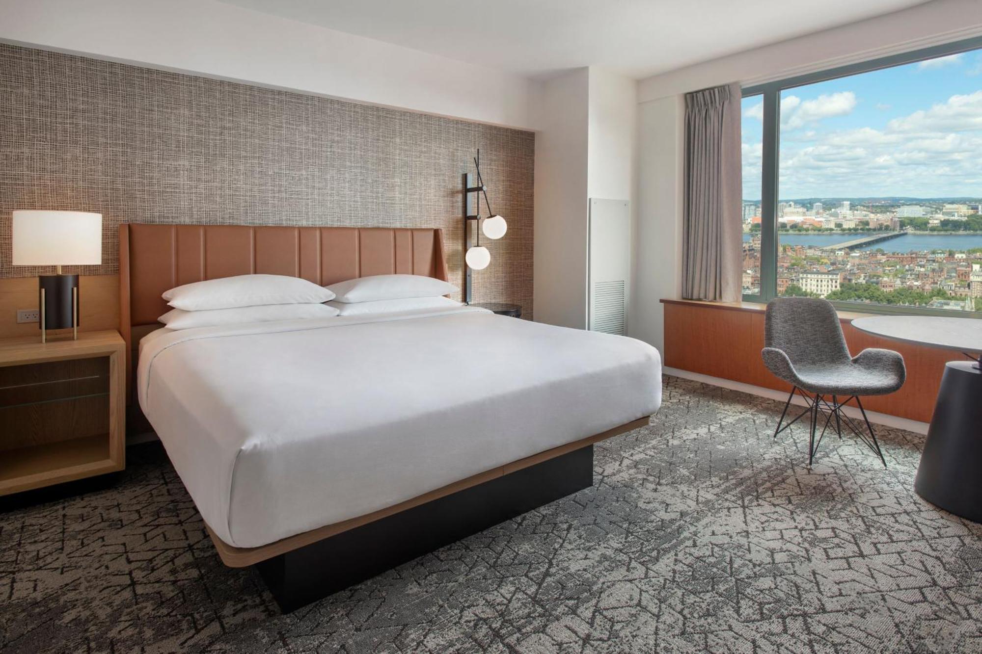 Zimmer mit 1 Kingsize-Bett und Flussblick